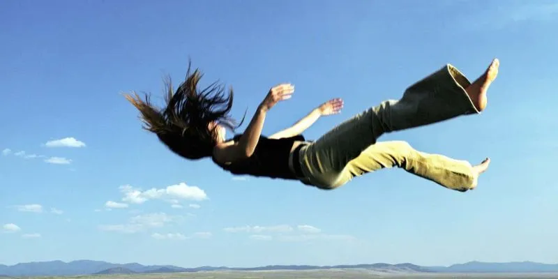 Ý nghĩa khi mơ thấy rơi từ trên cao chi tiết