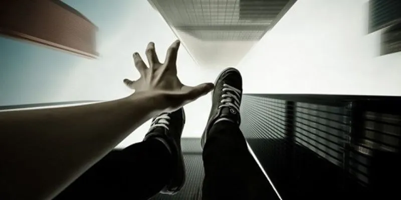 Giải mã ý nghĩa mơ thấy người khác rơi từ trên cao